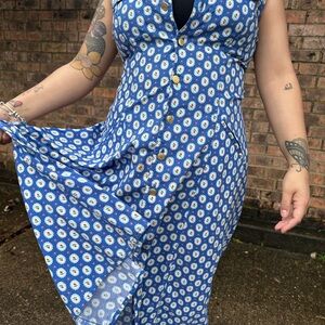 Liz Wear Chic Blue Floral Button-Down Dress